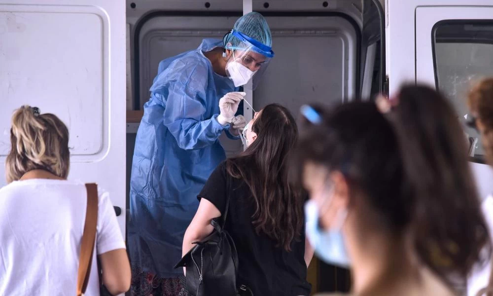 Θεσσαλονίκη: Τεράστιες ουρές με πολύωρη αναμονή για rapid test στη ΔΕΘ
